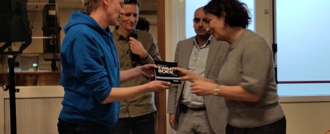 Burgemeester Halsema ontvangt het Zwartboek