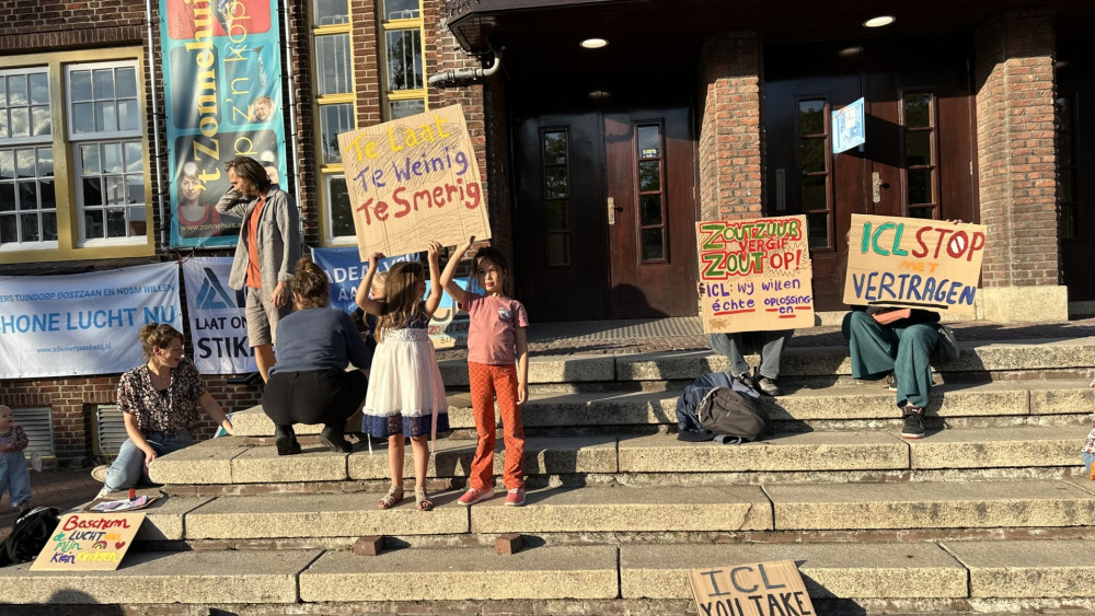 Protest tegen de vervuiling van ICL Fretilizers, bij het Zonnehuis in Amsterdam