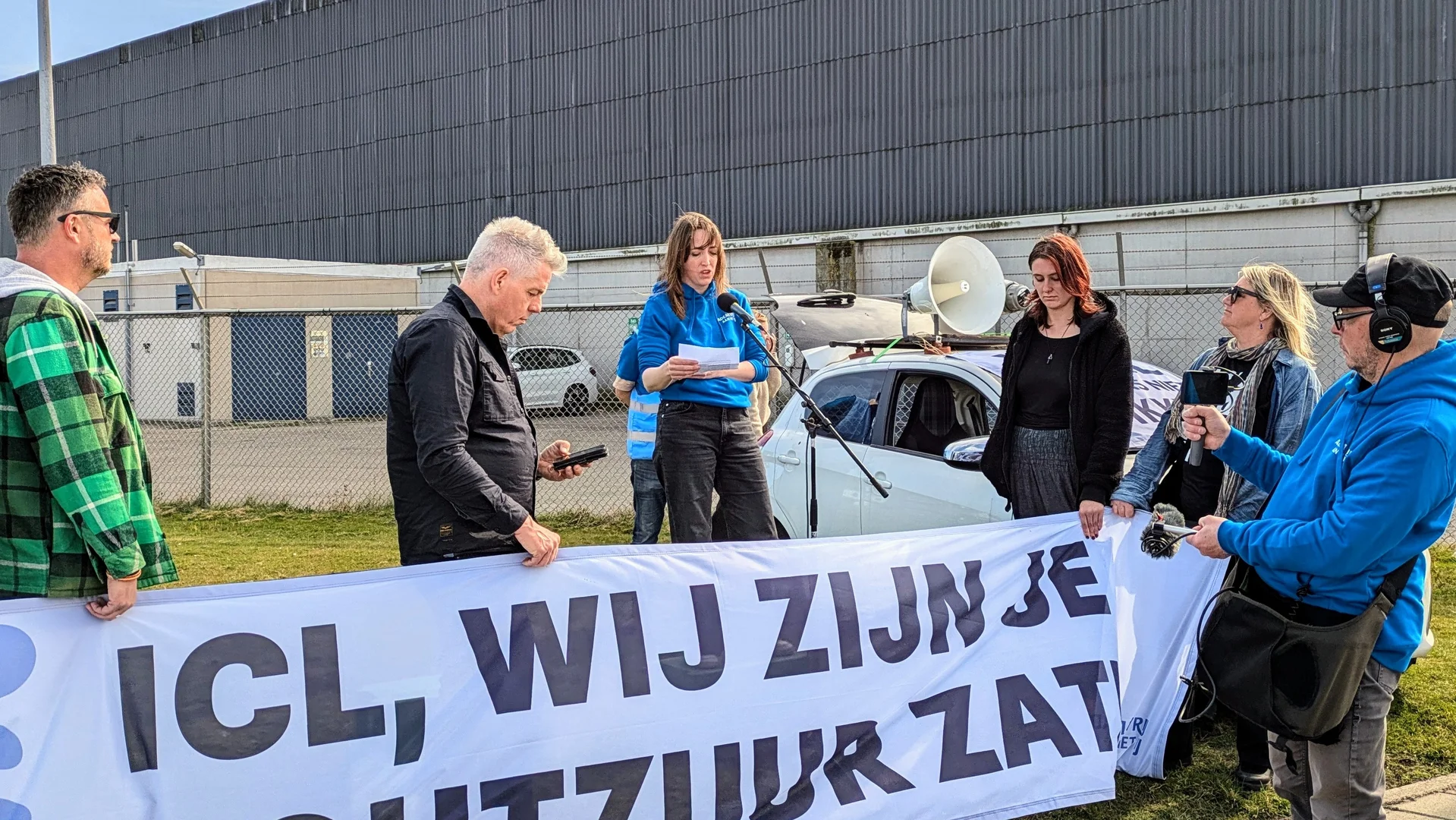 Demonstratie bij de fabriek van ICL tegen zoutzuur uitstoot