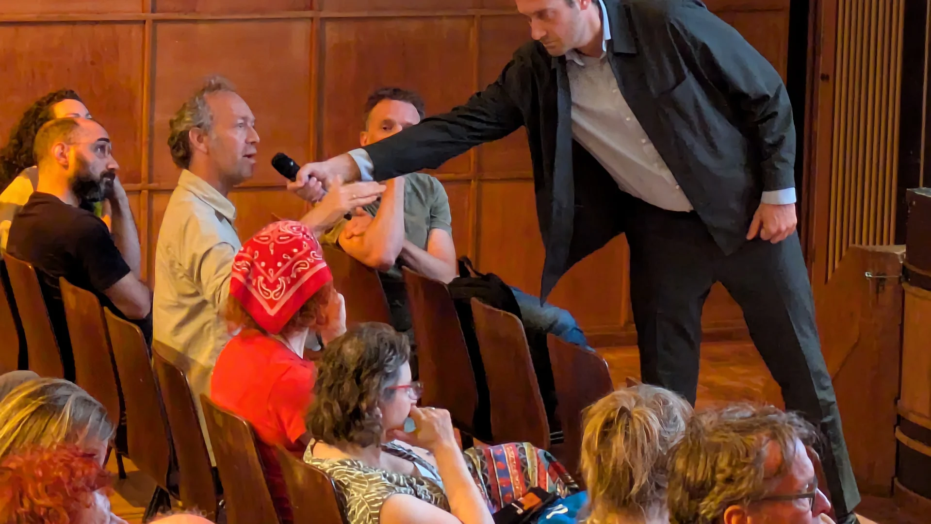 Stadsdeelcommissielid Wijbe Langeveld (GroenLinks) stelt vragen aan ICL tijdens de bijeenkomst in het Zonnehuis. (Foto: Hans Straeter)