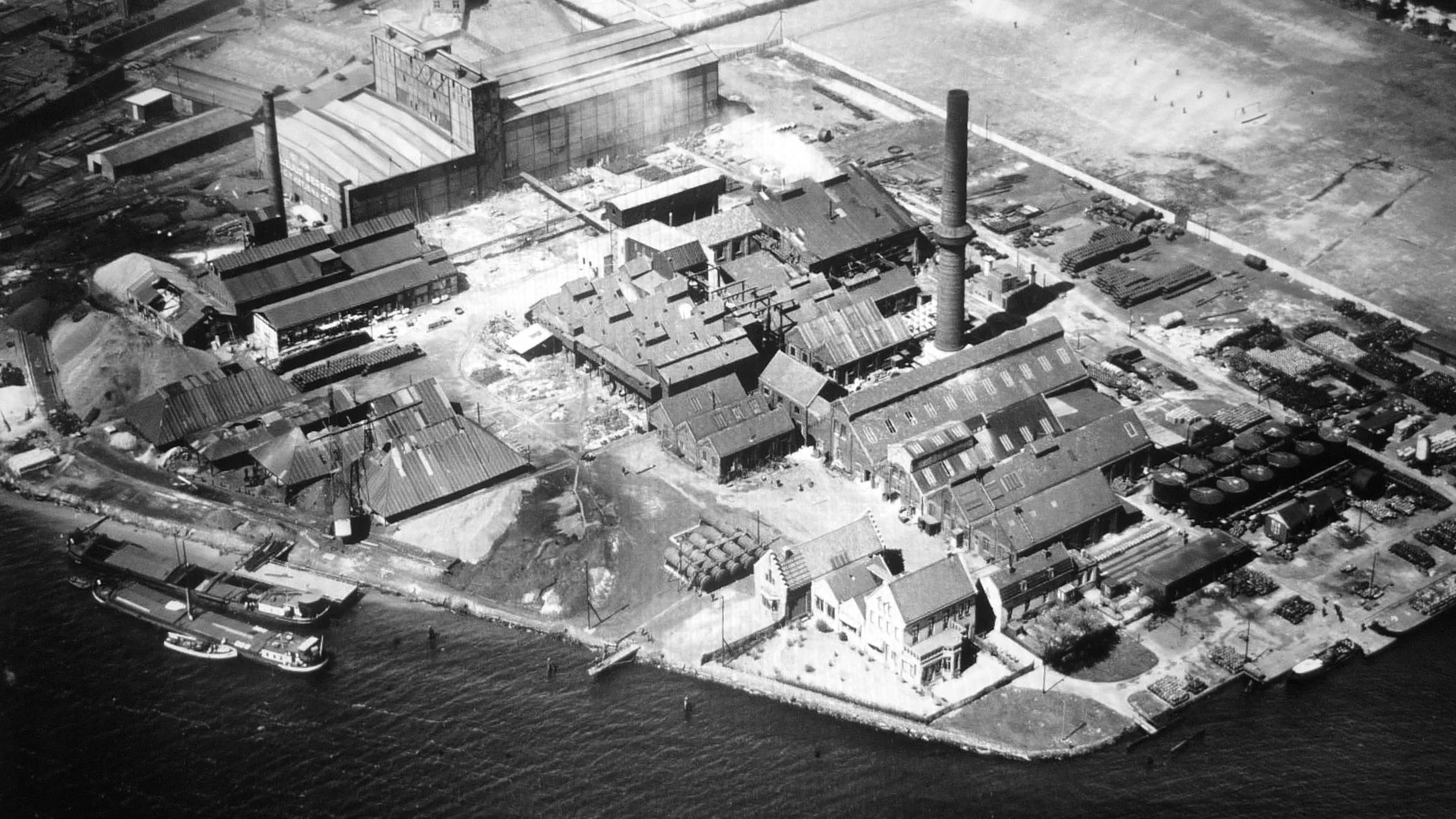 Luchtfoto van de kunstmestfabriek in Amsterdam, datum onbekend