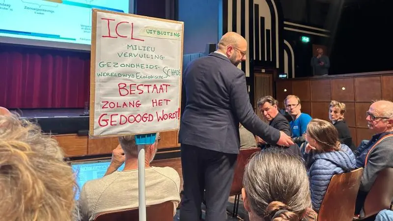 Bijeenkomst in het Zonnehuis, protestbord tegen ICL