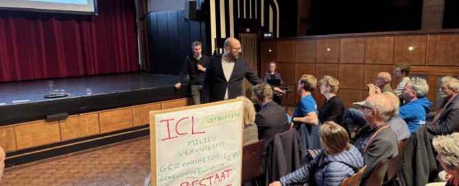 Bewoners in het Zonnehuis, ook met een protestbord tegen ICL