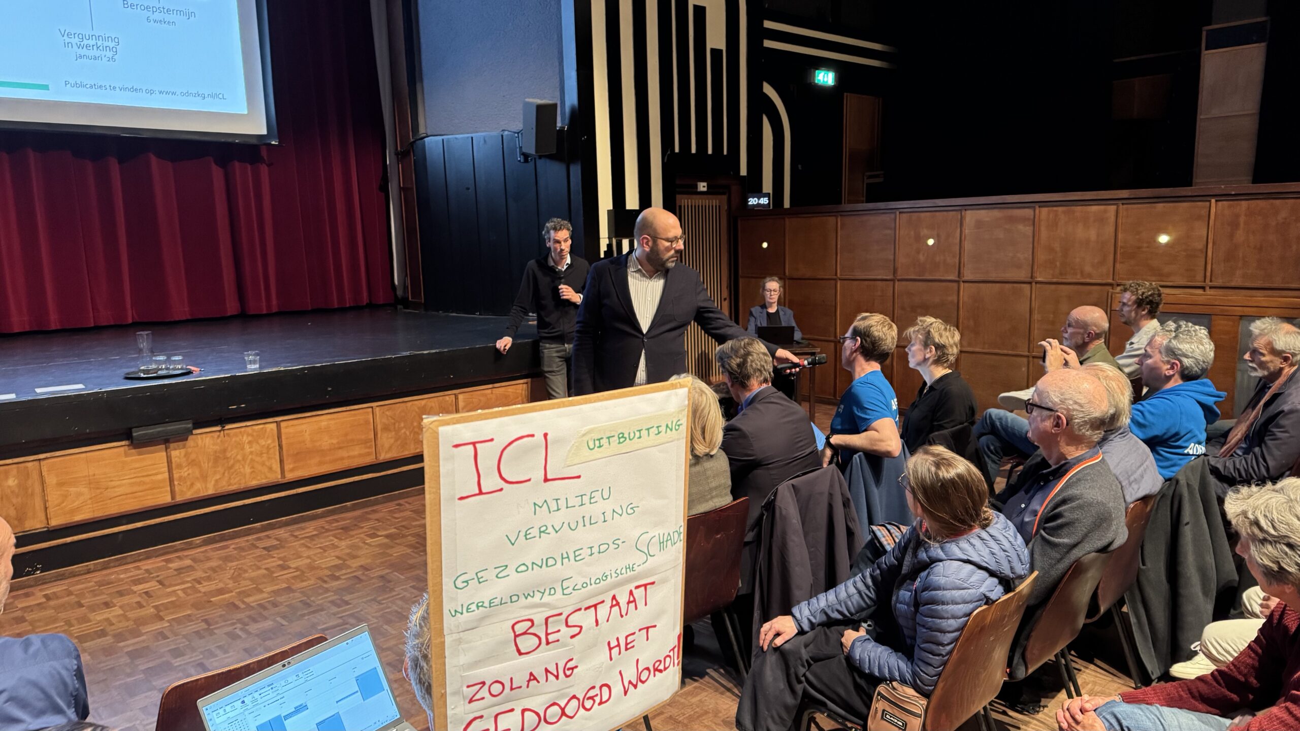 Bewoners in het Zonnehuis, ook met een protestbord tegen ICL