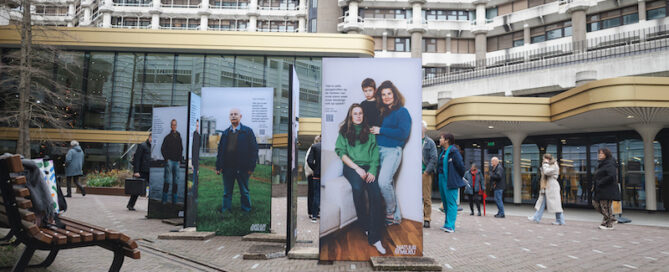 Expositie bij de Tweede Kamer van portretten van omwonenden van industrie