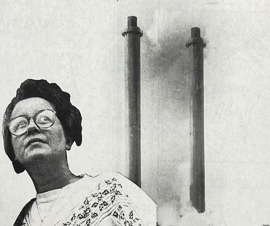 Foto van Ilja Lodeer met op de achtergrond twee fabriekspijpen waar vieze rookwolken uitkomen