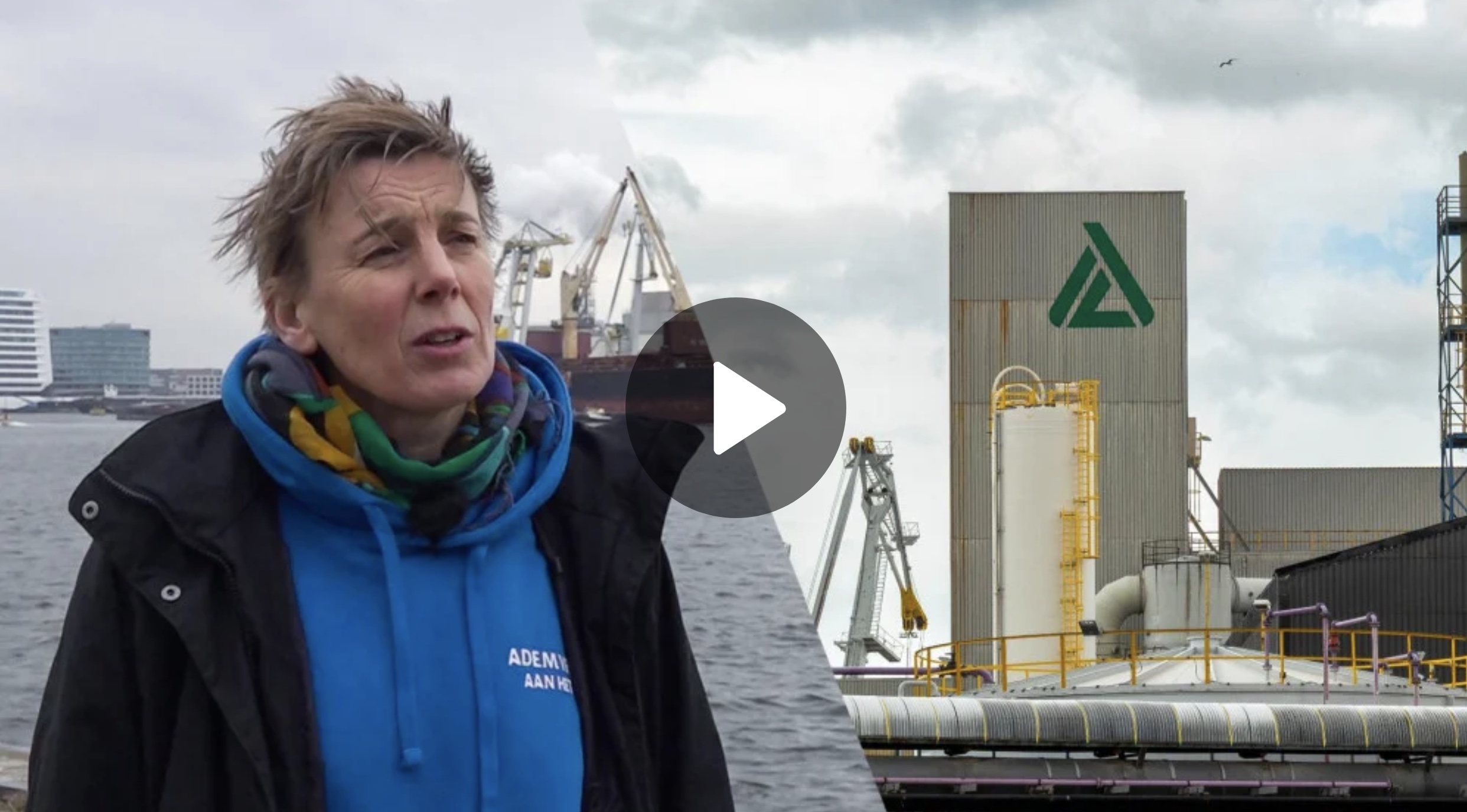 woordvoerder van Adem Vrij aan het IJ met op de achtergrond de oude ICL fabriek