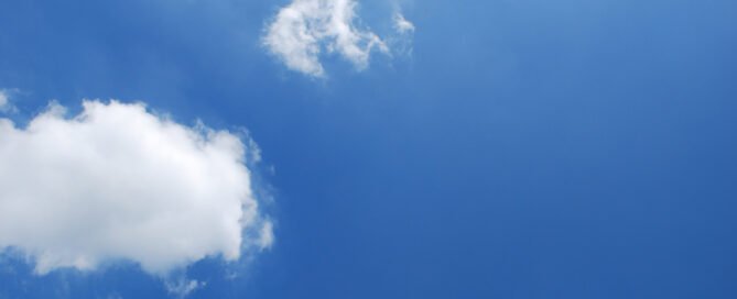 Blauwe lucht met een paar wolken