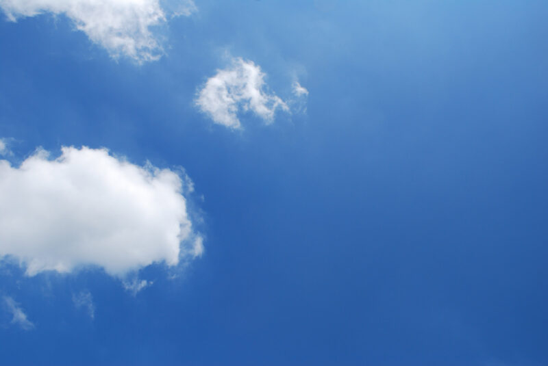 Blauwe lucht met een paar wolken